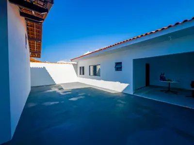 Casa - Térrea com 4 quartos (sendo 1 suite(s)) a 900,00 metros praia.