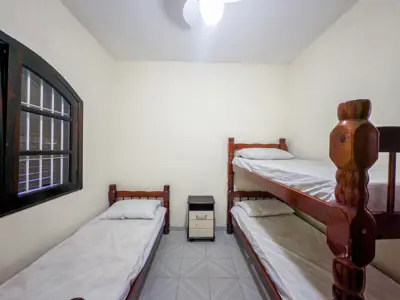 Casa - Térrea com 4 quartos (sendo 1 suite(s)) a 900,00 metros praia.
