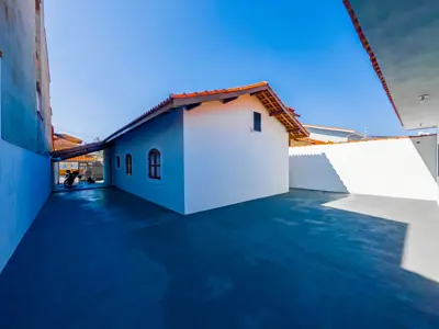 Casa - Térrea com 4 quartos (sendo 1 suite(s)) a 900,00 metros praia.