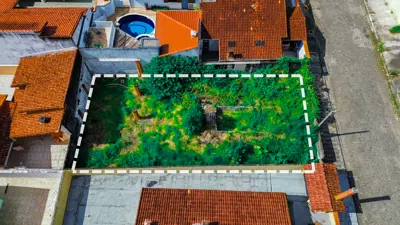 Terreno - Plano com  quartos  a 700,00 metros praia.