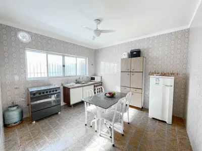 Casa - Térrea com 3 quartos (sendo 1 suite(s)) a 700,00 metros praia.