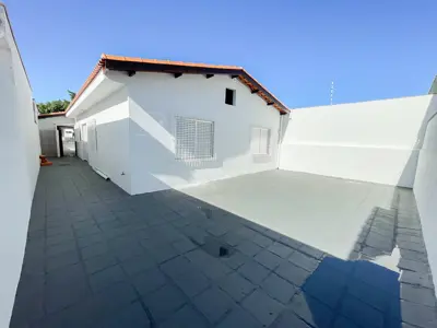 Casa - Térrea com 3 quartos (sendo 1 suite(s)) a 700,00 metros praia.