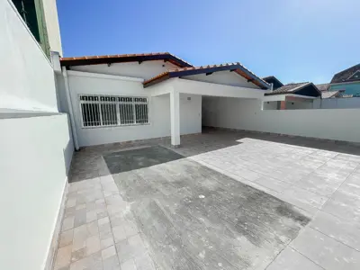 Casa - Térrea com 3 quartos (sendo 1 suite(s)) a 700,00 metros praia.