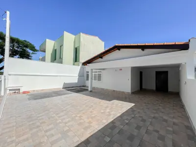 Casa - Térrea com 3 quartos (sendo 1 suite(s)) a 700,00 metros praia.