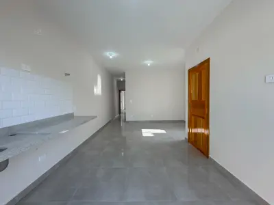 Casa - Térrea com 2 quartos (sendo 1 suite(s)) a 3,00 metros praia.