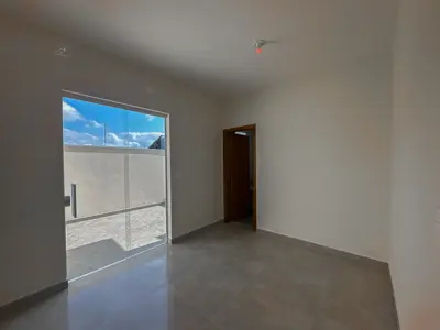 Casa - Térrea com 2 quartos (sendo 1 suite(s)) a 3,00 metros praia.