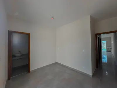 Casa - Térrea com 2 quartos (sendo 1 suite(s)) a 3,00 metros praia.