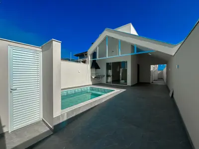Casa - Térrea com 2 quartos (sendo 1 suite(s)) a 3,00 metros praia.