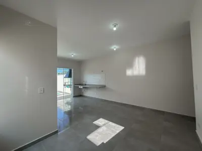 Casa - Térrea com 2 quartos (sendo 1 suite(s)) a 3,00 metros praia.