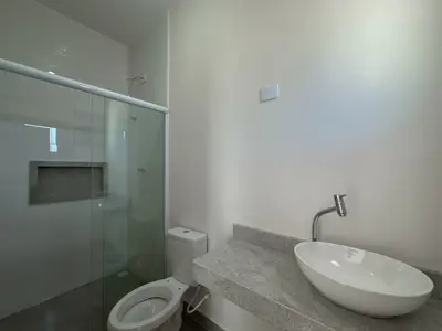 Casa - Térrea com 2 quartos (sendo 1 suite(s)) a 3,00 metros praia.