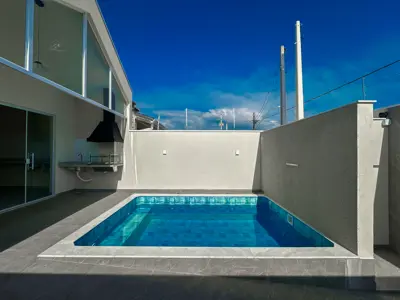 Casa - Térrea com 2 quartos (sendo 1 suite(s)) a 3,00 metros praia.