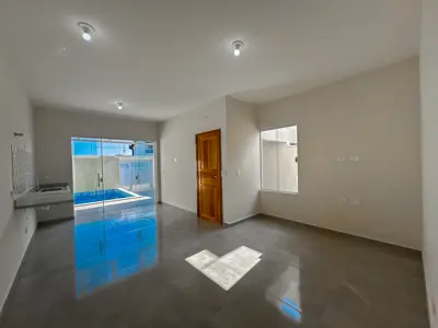 Casa - Térrea com 2 quartos (sendo 1 suite(s)) a 3,00 metros praia.