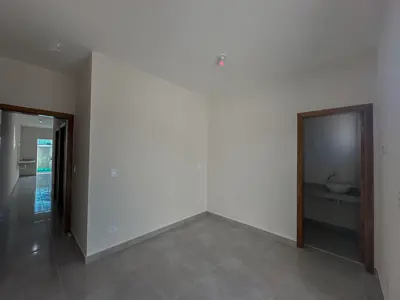 Casa - Térrea com 2 quartos (sendo 1 suite(s)) a 3,00 metros praia.