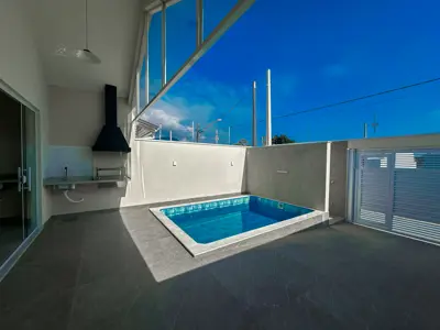 Casa - Térrea com 2 quartos (sendo 1 suite(s)) a 3,00 metros praia.