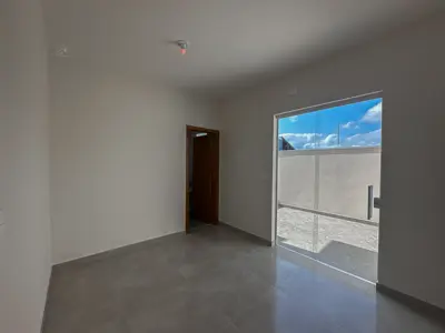 Casa - Térrea com 2 quartos (sendo 1 suite(s)) a 3,00 metros praia.