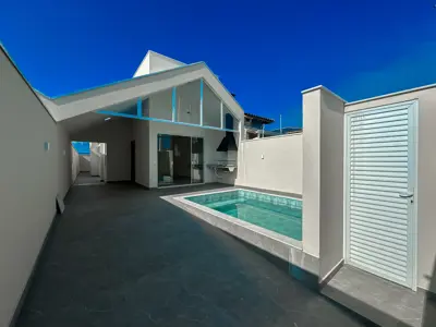 Casa - Térrea com 2 quartos (sendo 1 suite(s)) a 3,00 metros praia.