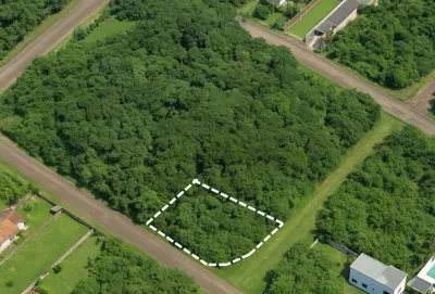 Terreno - Plano com  quartos  a 200,00 metros praia.