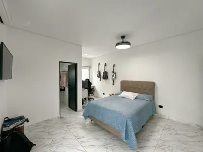 Casa - Sobrado com 4 quartos (sendo 4 suite(s)) a 40,00 metros praia.