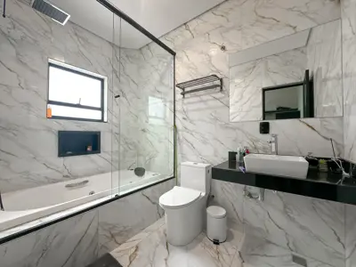 Casa - Sobrado com 4 quartos (sendo 4 suite(s)) a 40,00 metros praia.