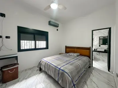 Casa - Sobrado com 4 quartos (sendo 4 suite(s)) a 40,00 metros praia.