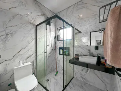 Casa - Sobrado com 4 quartos (sendo 4 suite(s)) a 40,00 metros praia.