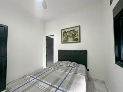 Casa - Sobrado com 4 quartos (sendo 4 suite(s)) a 40,00 metros praia.