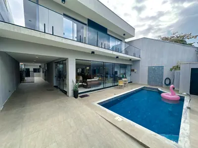 Casa - Sobrado com 4 quartos (sendo 4 suite(s)) a 40,00 metros praia.
