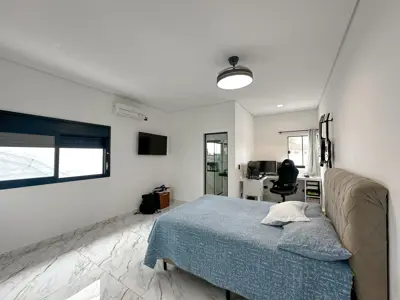 Casa - Sobrado com 4 quartos (sendo 4 suite(s)) a 40,00 metros praia.