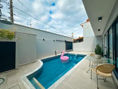 Casa - Sobrado com 4 quartos (sendo 4 suite(s)) a 40,00 metros praia.