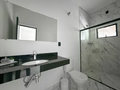 Casa - Sobrado com 4 quartos (sendo 4 suite(s)) a 40,00 metros praia.