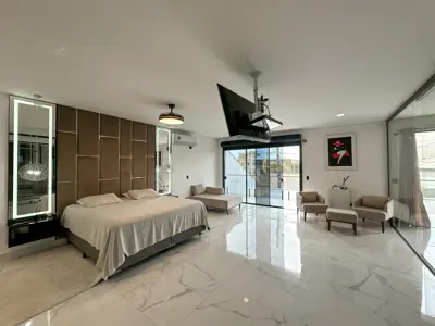 Casa - Sobrado com 4 quartos (sendo 4 suite(s)) a 40,00 metros praia.