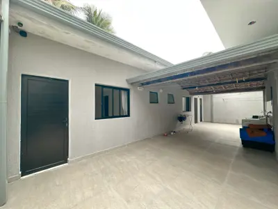 Casa - Sobrado com 4 quartos (sendo 4 suite(s)) a 40,00 metros praia.