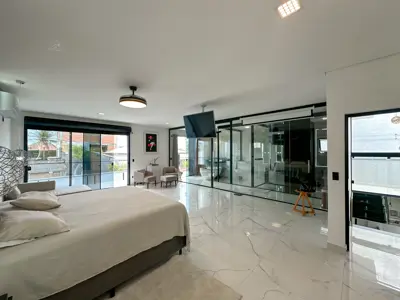 Casa - Sobrado com 4 quartos (sendo 4 suite(s)) a 40,00 metros praia.