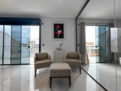 Casa - Sobrado com 4 quartos (sendo 4 suite(s)) a 40,00 metros praia.