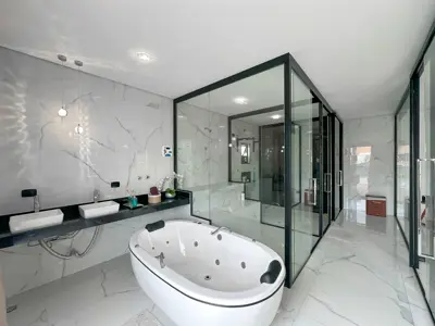 Casa - Sobrado com 4 quartos (sendo 4 suite(s)) a 40,00 metros praia.