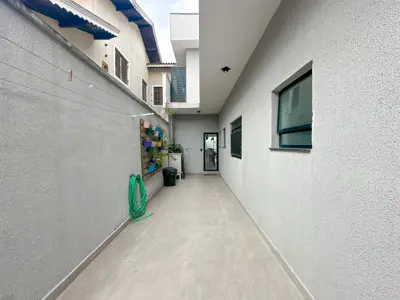 Casa - Sobrado com 4 quartos (sendo 4 suite(s)) a 40,00 metros praia.