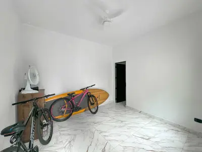 Casa - Sobrado com 4 quartos (sendo 4 suite(s)) a 40,00 metros praia.