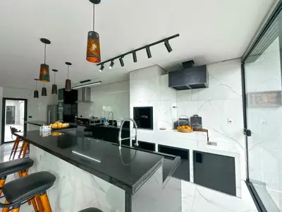 Casa - Sobrado com 4 quartos (sendo 4 suite(s)) a 40,00 metros praia.