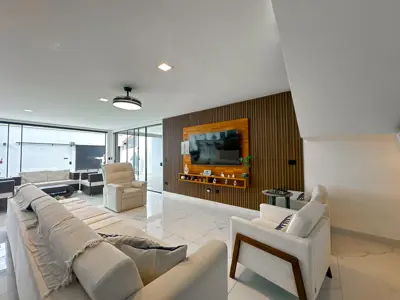 Casa - Sobrado com 4 quartos (sendo 4 suite(s)) a 40,00 metros praia.