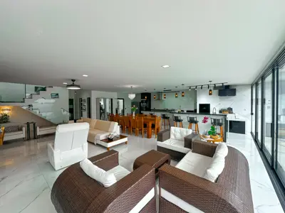 Casa - Sobrado com 4 quartos (sendo 4 suite(s)) a 40,00 metros praia.