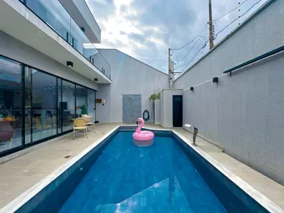 Casa - Sobrado com 4 quartos (sendo 4 suite(s)) a 40,00 metros praia.