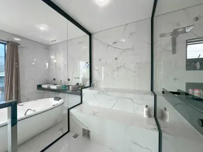 Casa - Sobrado com 4 quartos (sendo 4 suite(s)) a 40,00 metros praia.