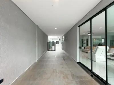 Casa - Sobrado com 4 quartos (sendo 4 suite(s)) a 40,00 metros praia.