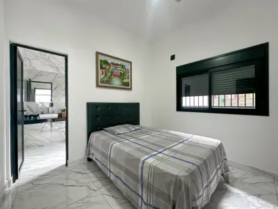 Casa - Sobrado com 4 quartos (sendo 4 suite(s)) a 40,00 metros praia.