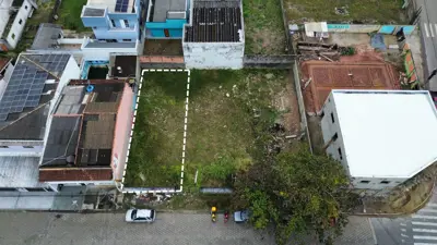 Terreno - Amplo com  quartos  a 1000,00 metros praia.