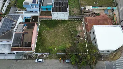 Terreno - Amplo com  quartos  a 1000,00 metros praia.