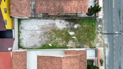 Terreno - Amplo com  quartos  a 600,00 metros praia.