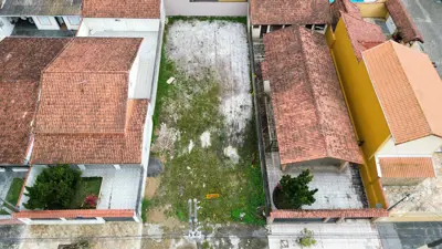 Terreno - Amplo com  quartos  a 600,00 metros praia.