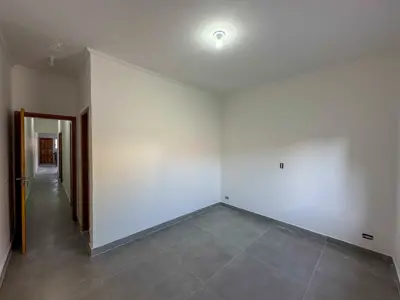 Casa - Térrea com piscina com 3 quartos (sendo 1 suite(s)) a 1300,00 metros praia.