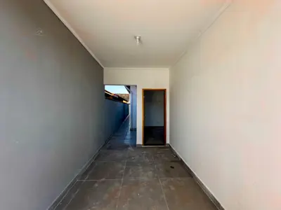 Casa - Térrea com piscina com 3 quartos (sendo 1 suite(s)) a 1300,00 metros praia.